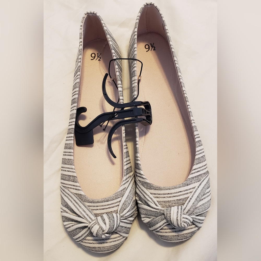 Womans flats with knot.